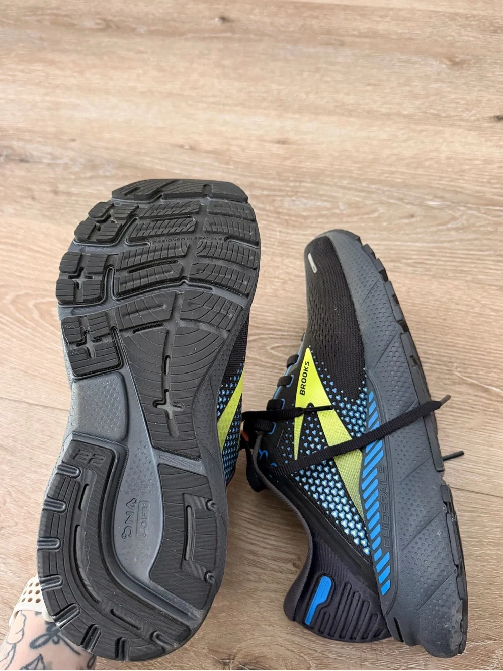 LIKE NEW brooks adrenaline running shoes